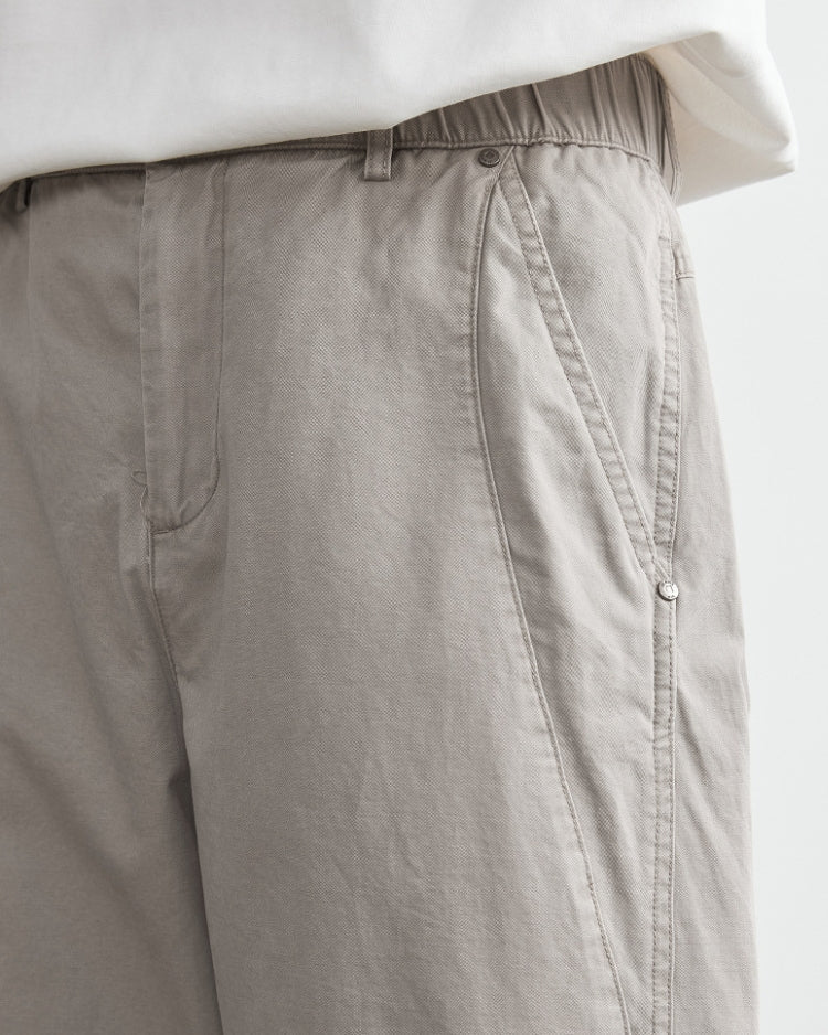 Body-hugging fit with an elastic waistband and a denim-inspired look