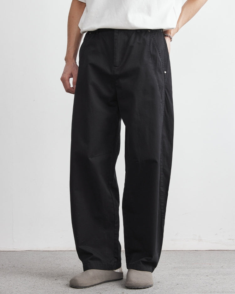 Body-hugging fit with an elastic waistband and a denim-inspired look