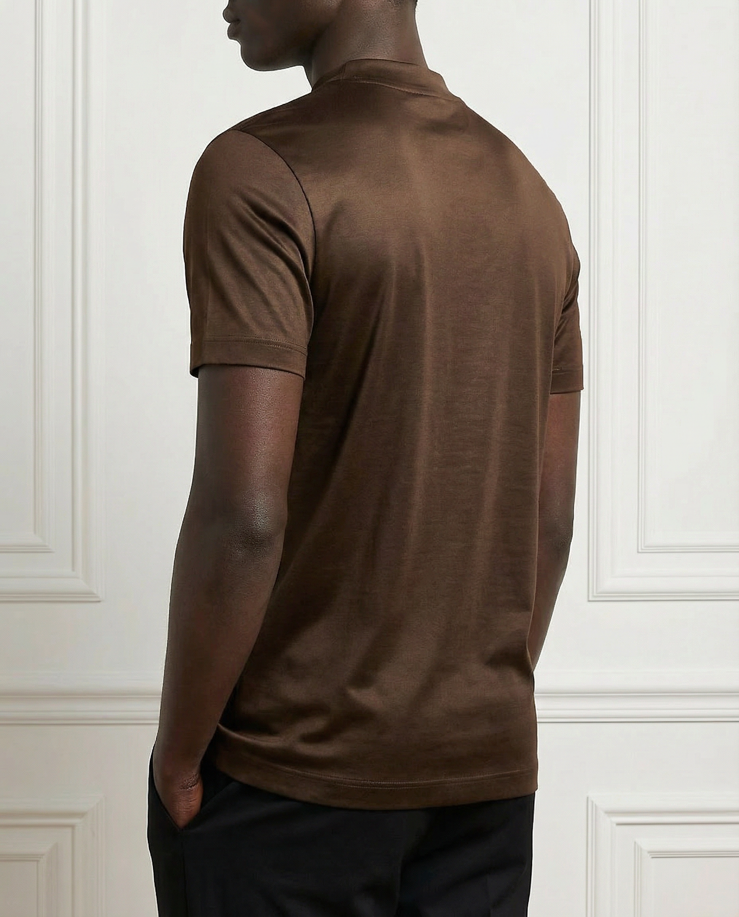 Glossy T-shirt with round sleeves