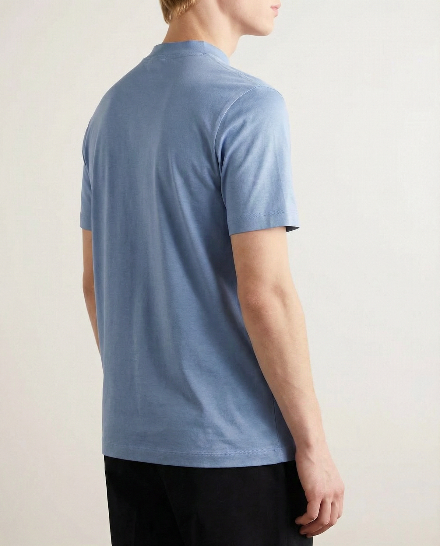 Glossy T-shirt with round sleeves