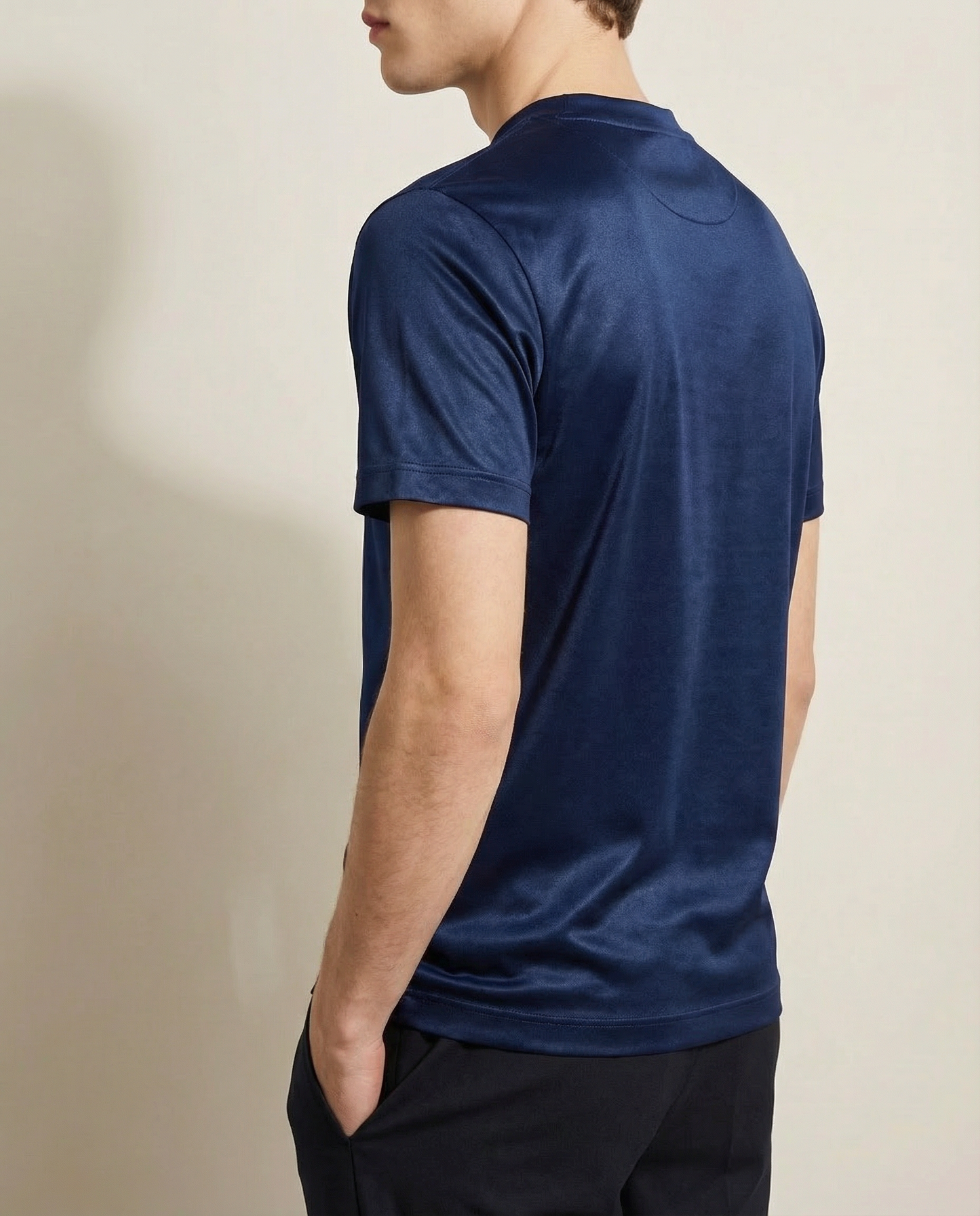 Glossy T-shirt with round sleeves