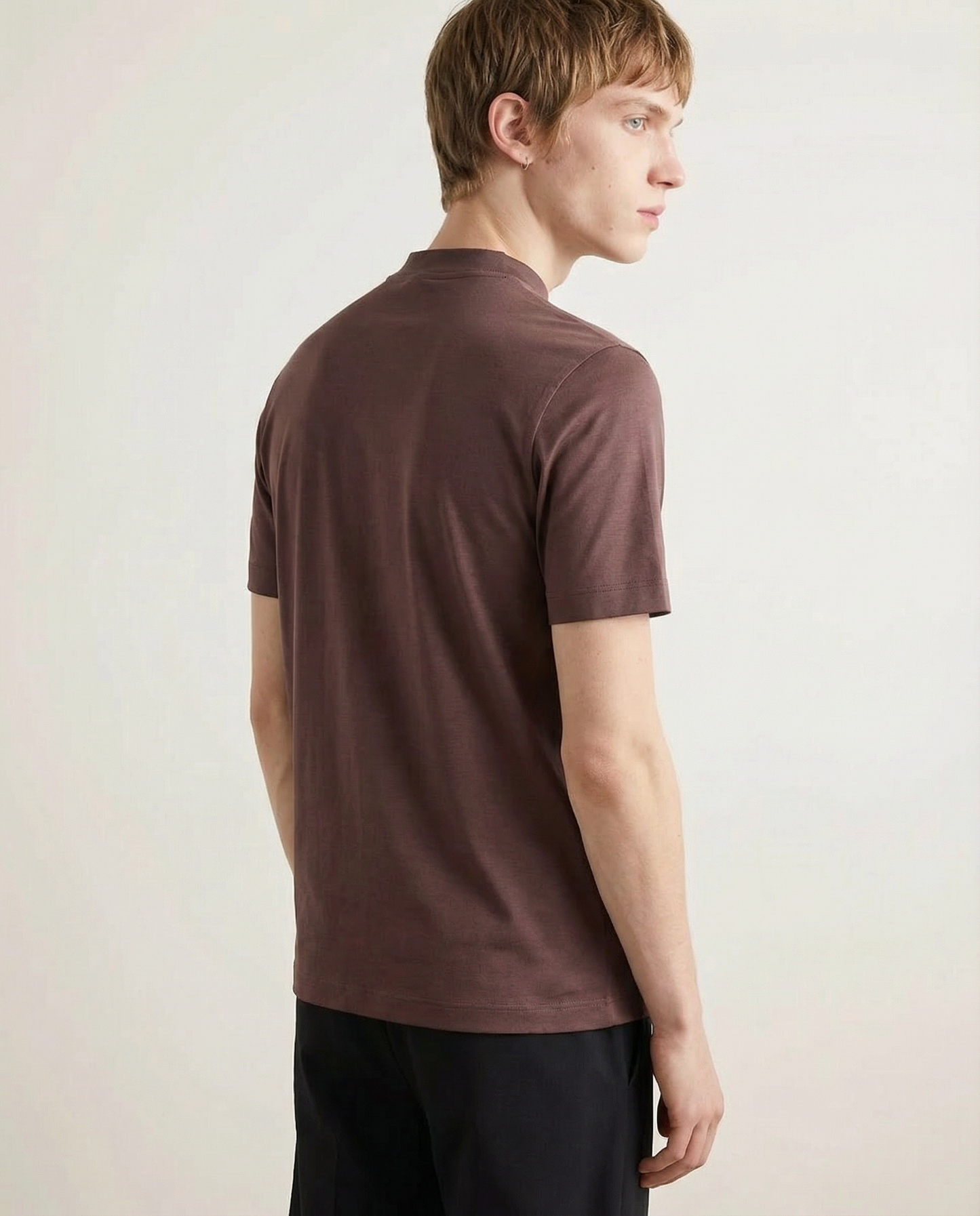 Glossy T-shirt with round sleeves