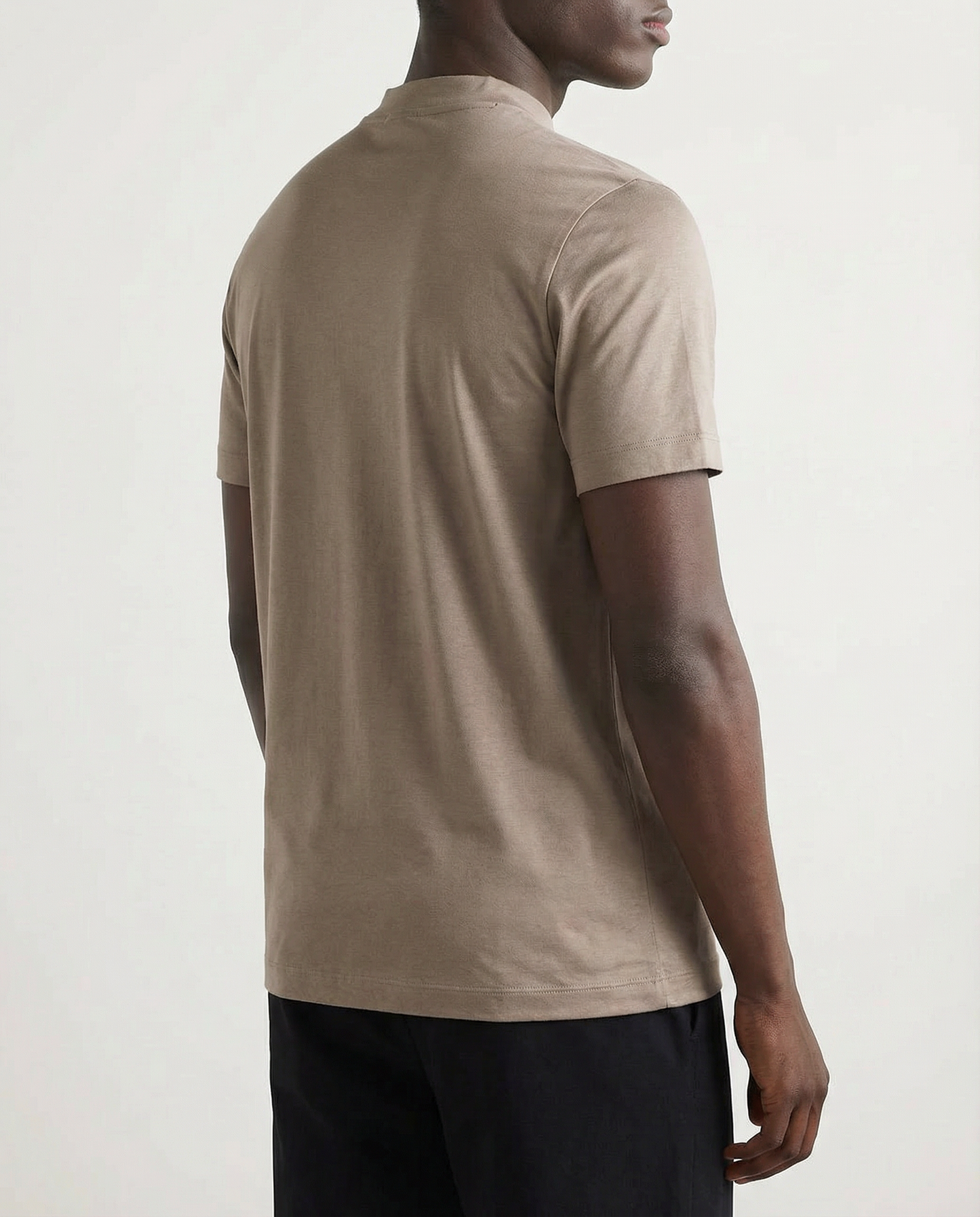 Glossy T-shirt with round sleeves