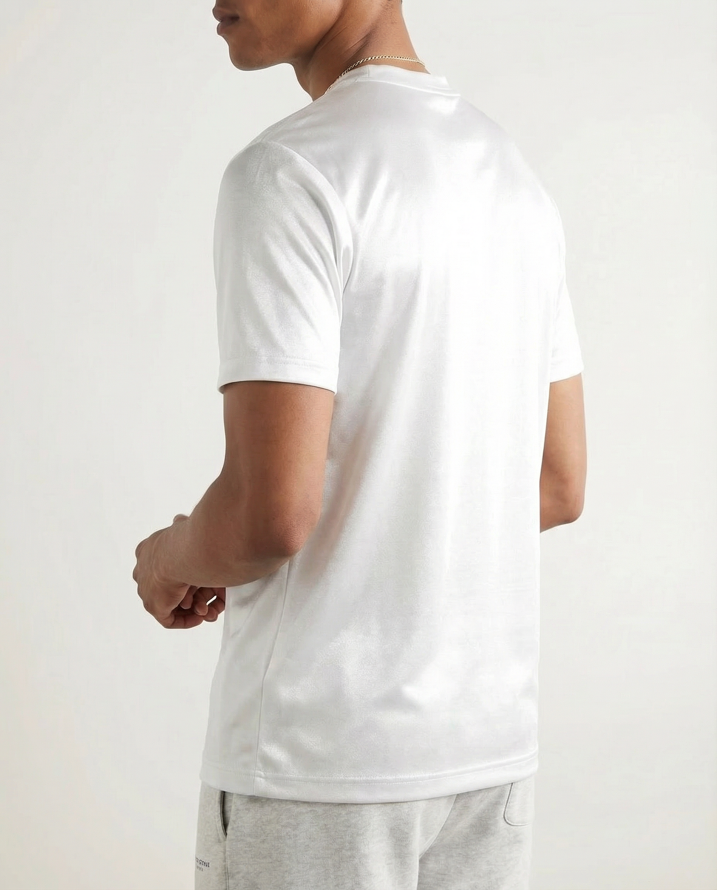 Glossy T-shirt with round sleeves
